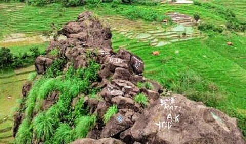 Merupakan Sumbatan Lava