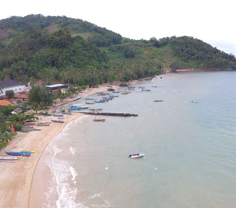 Melewati jalan berbukit dan berliku sambil dimanjakan hamparan perkebunan, pengunjung akan langsung disambut hamparan pasir putih di Pantai Minang Rua, Desa Kelawi. Bisa dikatakan pantai satu ini termasuk surga tersembunyi.<br>