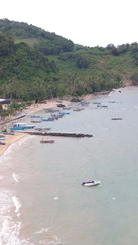 Pantai Minang Rua memang menjadi primadona para wisatawan bila hendak berkunjung di Desa Kelawi. Selain keramahan warga Desa Kelawi, sepanjang bibir pantai juga memiliki pasir putih yang dijaga penuh kebersihannya.<br>