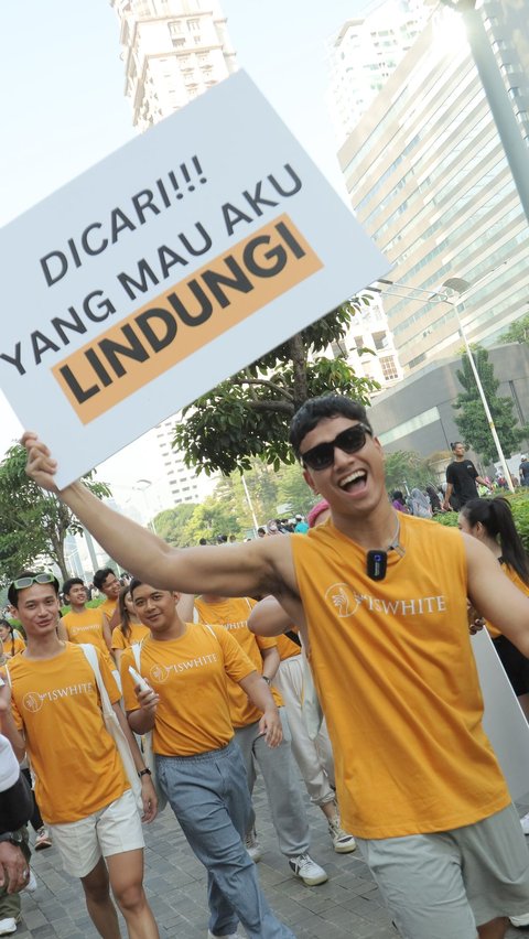 Portrait of Fadly Faisal Sharing Sunscreen, Reminding the Importance of Maintaining Skin Protection.