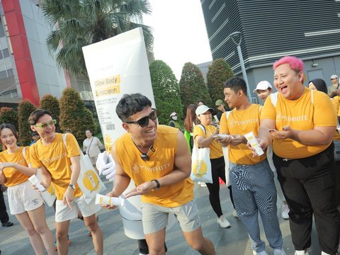 Portrait of Fadly Faisal Sharing Sunscreen, Reminding the Importance of Protecting the Skin