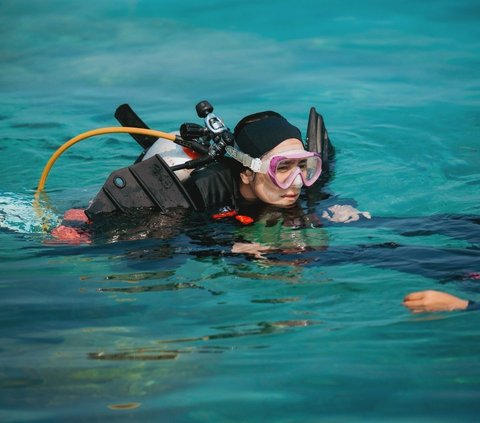 10 Potret Prilly Latuconsina saat Ikut Training Rescue Diver, Ngaku Sempat Deg-degan karena Simulasinya Kayak Nyata