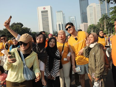 Portrait of Fadly Faisal Sharing Sunscreen, Reminding the Importance of Protecting the Skin