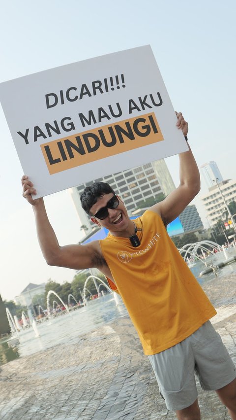 Portrait of Fadly Faisal Sharing Sunscreen, Reminding the Importance of Protecting the Skin