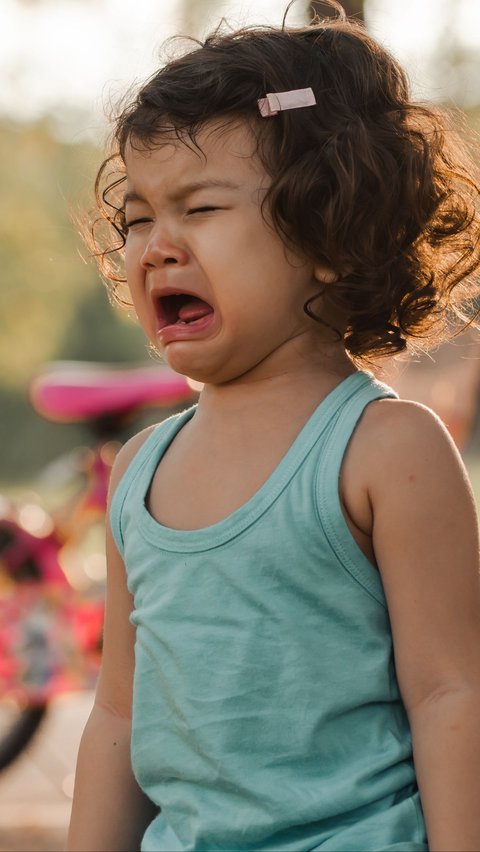 Neglect is not the answer, here are 4 ways to deal with a whining child that new parents must master.