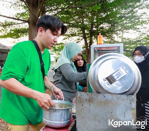 Berubah Drastis! Artis Sidik Eduard Kini Dagang Bakso Cilok, Segini Keuntungannya Perhari