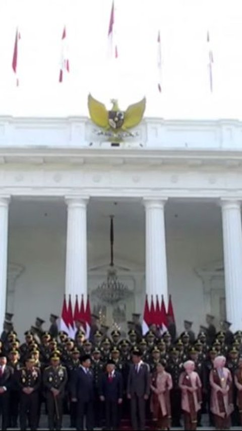 Prabowo Sampai Nengok, Momen Gagah 906 Perwira TNI-Polri Foto Bareng Presiden Jokowi