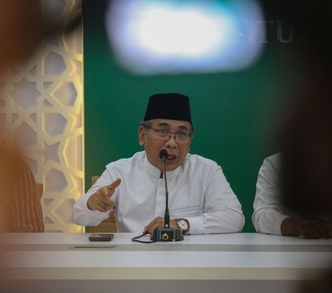 Ketua Umum Pengurus Besar Nahdlatul Ulama (PBNU) Yahya Cholil Staquf atau Gus Yahya menyampaikan pernyataan saat menggelar konferensi pers terkait lima Nahdliyin yang bertemu Presiden Israel Isaac Herzog di Kantor PBNU, Jakarta Pusat, Selasa (16/7/2024). Dalam kesempatan tersebut, Gus Yahya meminta maaf soal pertemuan lima orang kader NU dengan Presiden Israel Isaac Herzog. Foto: Liputan6.com/Angga Yuniar<br>