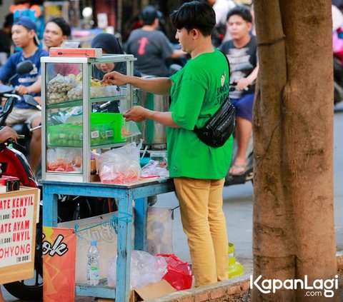 Berubah Drastis! Artis Sidik Eduard Kini Dagang Bakso Cilok, Segini Keuntungannya Perhari