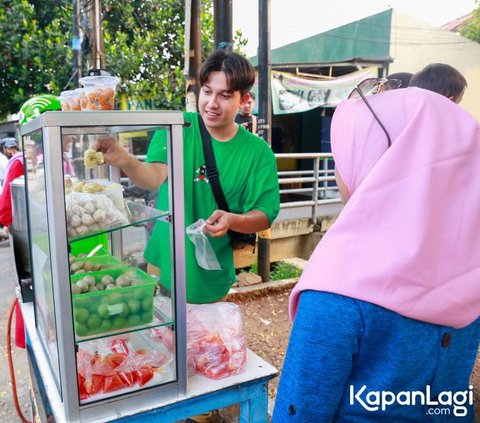 Berubah Drastis! Artis Sidik Eduard Kini Dagang Bakso Cilok, Segini Keuntungannya Perhari