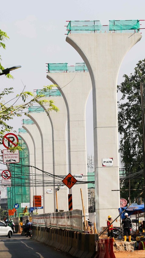 Perkembangan proyek LRT Jakarta Fase 1B ini disebut telah sesuai dengan rencana. Tampak deretan tiang penyangga telah berdiri di kawasan Manggarai. Foto: Liputan6.com/Angga Yuniar