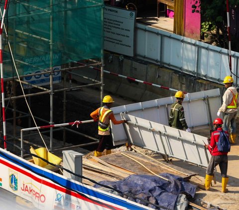 FOTO: Kondisi Terkini Proyek LRT Jakarta Rute Velodrome-Manggarai, Deretan Tiang Penyangga Telah Berdiri