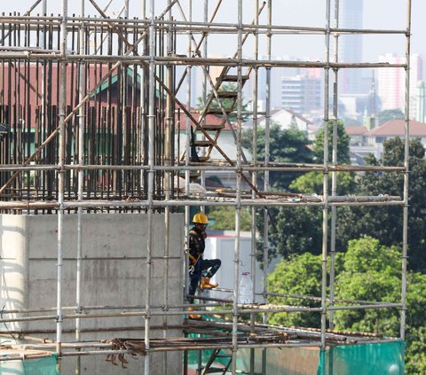 FOTO: Kondisi Terkini Proyek LRT Jakarta Rute Velodrome-Manggarai, Deretan Tiang Penyangga Telah Berdiri