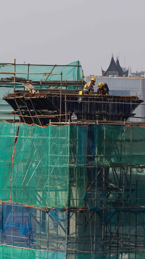 Pekerja menyelesaikan pembangunan tiang penyangga selama pengerjaan proyek Lintas Raya Terpadu (LRT) Jakarta di kawasan Manggarai, Jakarta, Selasa (16/7/2024). Foto: Liputan6.com/Angga Yuniar