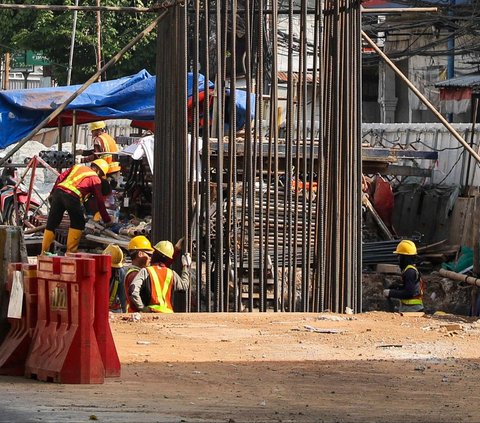 FOTO: Kondisi Terkini Proyek LRT Jakarta Rute Velodrome-Manggarai, Deretan Tiang Penyangga Telah Berdiri