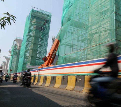 FOTO: Kondisi Terkini Proyek LRT Jakarta Rute Velodrome-Manggarai, Deretan Tiang Penyangga Telah Berdiri