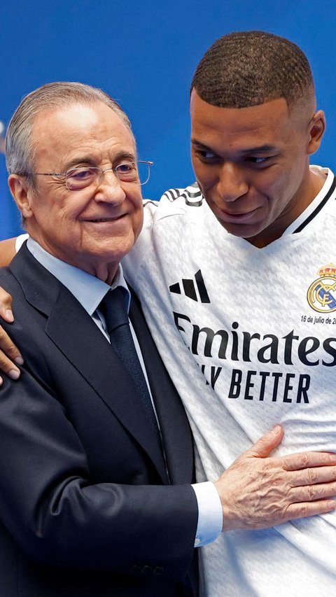 Mbappe yang mengenakan jersey bernomor 9 diperkenalkan secara langsung oleh Presiden Real Madrid, Florentino Perez. Foto: REUTERS/Juan Medina