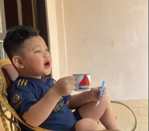 Very Funny, Viral Child Vibes Father Singing Sad Song on the Terrace While Drinking Milk