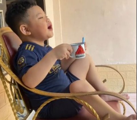 Very Funny, Viral Child Vibes Father Singing Sad Song on the Terrace While Drinking Milk