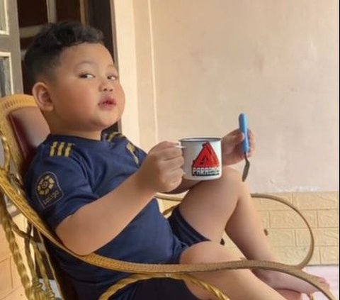 Very Funny, Viral Child Vibes Father Singing Sad Song on the Terrace While Drinking Milk