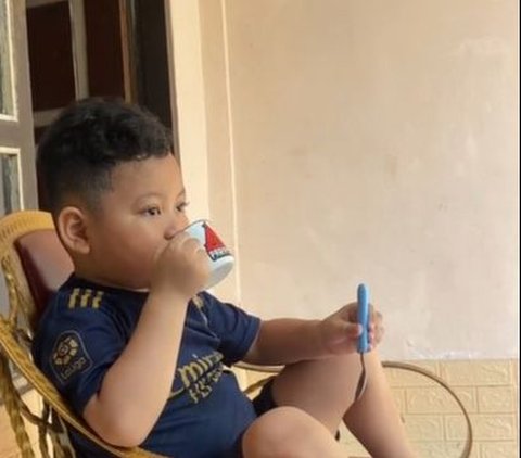 Very Funny, Viral Child Vibes Father Singing Sad Song on the Terrace While Drinking Milk