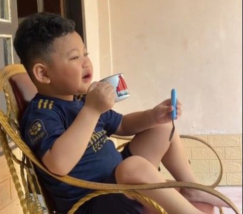 Very Funny, Viral Child Vibes Father Singing Sad Song on the Terrace While Drinking Milk