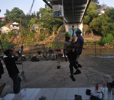 Sejumlah peserta Latgab Caving Jabodetabeka mengikuti latihan penyelamatan diri atau self rescue di posko Komunitas Ciliwung Panus (KCP), Depok, Jawa Barat Selasa (16/7/2024). Latihan self rescue ini dilakukan guna  penyamaan persepsi dalam teknik penyelamatan secara individu saat penelusuran gua vertikal. Foto: Merdeka.com/Imam Buhori