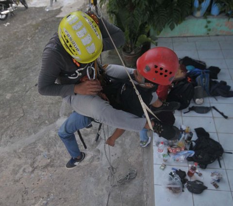 FOTO: Mengintip Latihan Upaya Penyelamatan Diri di Pinggiran Kali Ciliwung