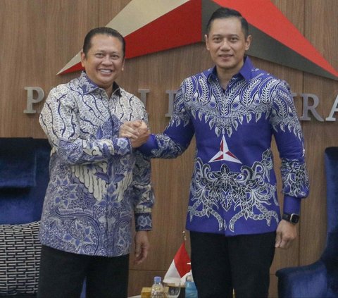 Ketua Umum Partai Demokrat, Agus Harimurti Yudhoyono (AHY) melakukan salam komando dengan Ketua Majelis Permusyawaratan Rakyat (MPR) Bambang Soesatyo saat menggelar pertemuan di Kantor DPP Partai Demokrat, Jakarta, Selasa (16/7/2024). AHY mengungkapkan, pertemuan tersebut membahas urusan politik dan demokrasi. Foto: Liputan6.com/Herman Zakharia