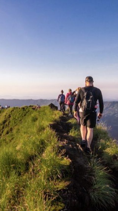 Sudah Sampai di Pos 2 Gunung Rinjani, Pemuda ini Tiba-Tiba Ditelepon Dosen Diminta Kumpulkan Nilai Auto Panik<br>