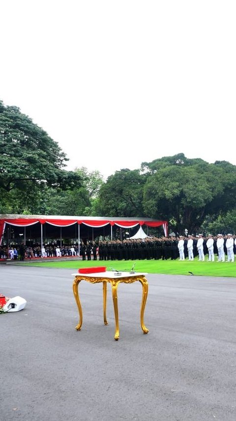 Seluruh pejabat, petinggi TNI Polri, hingga para hadirin nampak antusias saat menyaksikan langsung yel-yel khas dari perwira remaja TNI AD. <br>