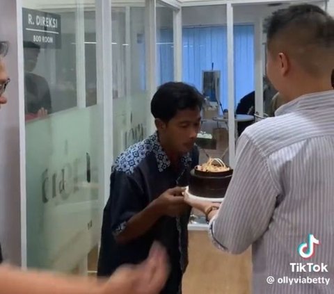 Viral Karyawan Beri Kejutan dan Rayakan Ulang Tahun OB di Kantor, Aksinya Tuai Pujian