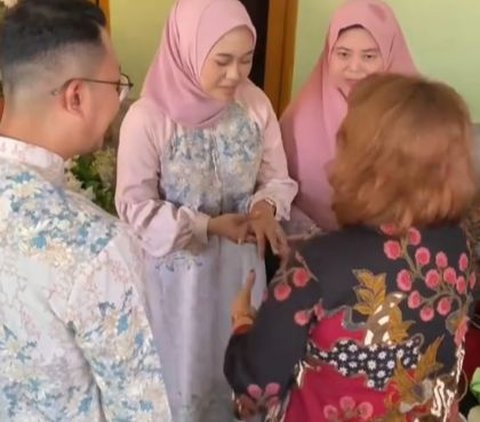 Berawal dari Aplikasi Dating, Wanita Ini Bahagia Akhirnya Kekasih Datang untuk Melamar saat ke Rumahnya