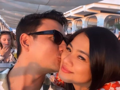 Romantis! 10 Potret Titi Kamal dan Christian Sugiono Jalan-jalan ke Spanyol, Lihat Sunset di Pinggir Pantai Pulau Ibiza