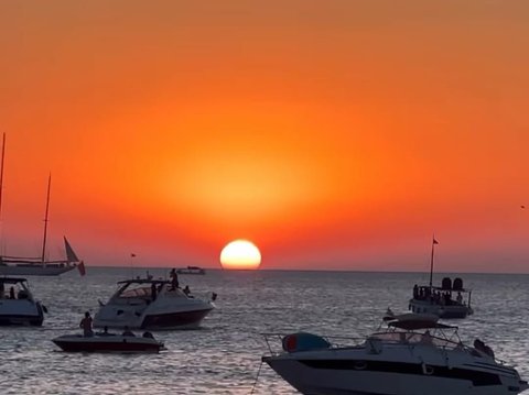 Romantis! 10 Potret Titi Kamal dan Christian Sugiono Jalan-jalan ke Spanyol, Lihat Sunset di Pinggir Pantai Pulau Ibiza