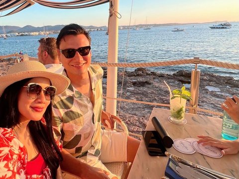 Romantis! 10 Potret Titi Kamal dan Christian Sugiono Jalan-jalan ke Spanyol, Lihat Sunset di Pinggir Pantai Pulau Ibiza