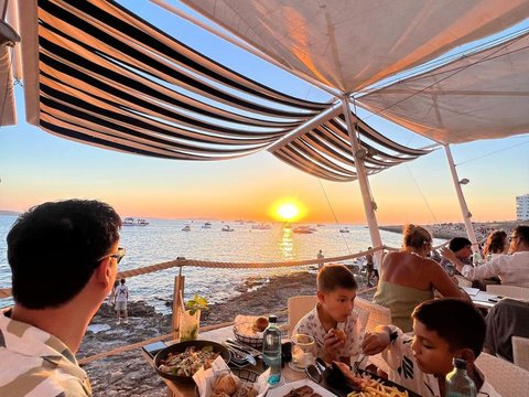 Romantis! 10 Potret Titi Kamal dan Christian Sugiono Jalan-jalan ke Spanyol, Lihat Sunset di Pinggir Pantai Pulau Ibiza