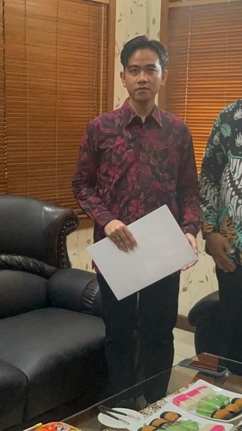 Detik-Detik Gibran Resmi Mundur Sebagai Wali Kota, Serahkan Surat ke DPRD Surakarta