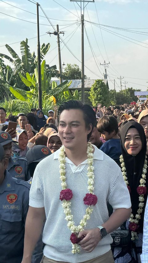 Dikalungkan Bunga, Potret Baim Wong Diarak Warga Ramai Banget 'Akhirnya Ngerasain Kalau jadi Cawagub'<br>