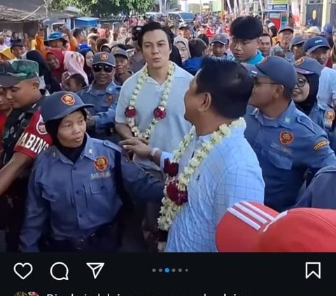 Dikalungkan Bunga, Potret Baim Wong Diarak Warga Ramai Banget 'Akhirnya Ngerasain Kalau jadi Cawagub'