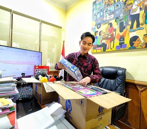 Gibran's Moment Packing Toys at the Office After Resigning as Mayor of Solo, Including Tamiya and Lego