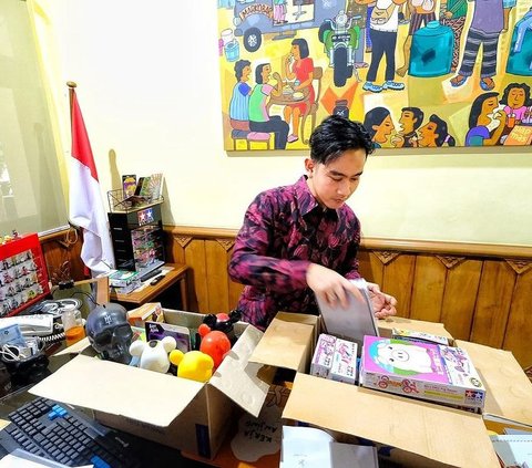 Gibran's Moment Packing Toys at the Office After Resigning as Mayor of Solo, Including Tamiya and Lego