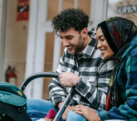 7 Tips for Building a Harmonious Family Taught by the Prophet Muhammad, One of Which is Enjoying Jokes and Playing Together