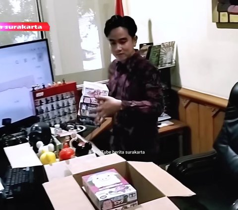 Gibran's Moment Packing Toys at the Office After Resigning as Mayor of Solo, Including Tamiya and Lego