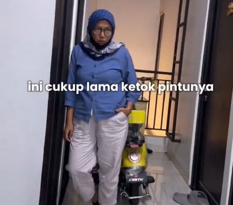 Berdiri di depan pintu kamar kosannya, ibu kos ini mulai mengetuk pintu kamar salah satu penghuni kos. Namun, butuh waktu cukup lama hingga akhirnya pintu dibuka oleh pemilik kamar.