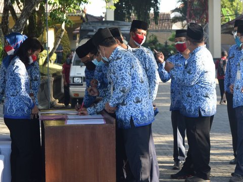 Hundreds of Jakarta's Honorary Teachers Lose Their Jobs in the New Academic Year