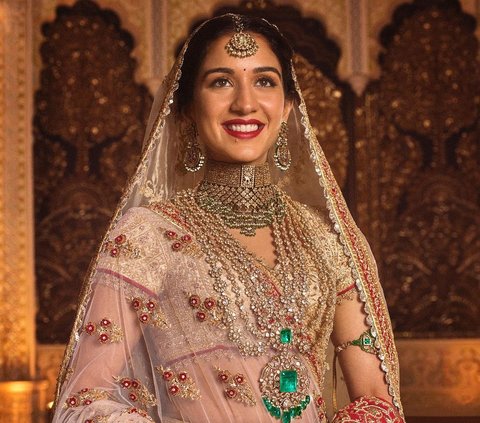 Portrait of Radhika Ambani Wrapped in Sari and Large Diamonds at a Wedding Party Estimated to be Worth IDR 9.7 Trillion