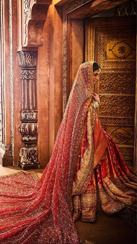 Look 1: The Elegance of Red Sari