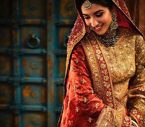 Portrait of Radhika Ambani Wrapped in Sari and Large Diamonds at a Wedding Party Estimated to be Worth IDR 9.7 Trillion