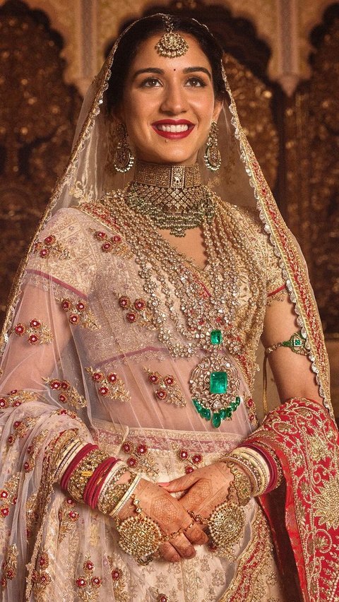 Portrait of Radhika Ambani Wrapped in Sari and Large Diamonds at a Wedding Party Estimated to be Worth IDR 9.7 Trillion